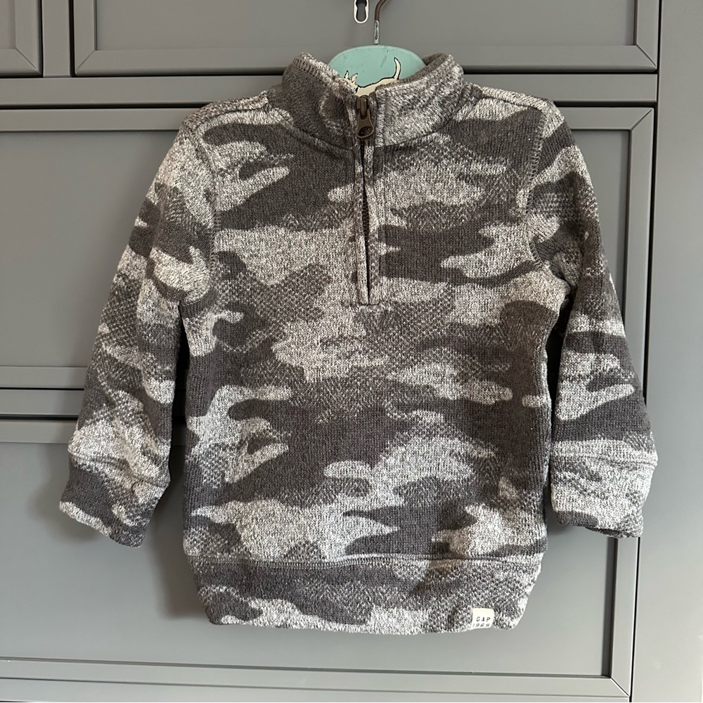 BABY GAP HALF ZIP SWEATER IN GRAY CAMO SIZE 12-18 MONTHS